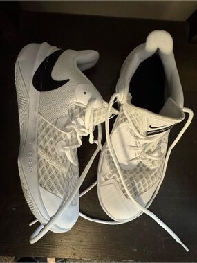 Nike Zoom  Hypercourt size 7 EUC